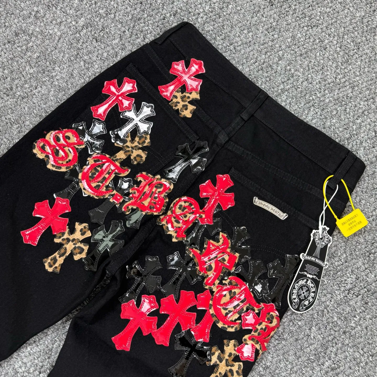 P240 Style No.: H836 ChromeHearts & ChromeHearts Patent Leather Spliced ​​Red Cross Spliced ​​Leather Straight Jeans Ceiling-Level Jeans A pair is hard to find at the counter‼ ️About Zangyin✅This is an extremely luxurious fashion brand that can also be called the aristocracy of the high street. It has always been an exclusive brand for some hipsters or rich second generations. The color of this model is already very eye-catching by using a unique washed material. It is decorated with pink patch cross flowers, which cleverly highlights the charm of the brand. Secondly, this model adopts a classic high-waist cut design, which highlights the long legs and fashionable temperament of the upper body. The brand is highly recognizable and the slim-fitting configuration is more suitable for daily wear. The personality will be fashionable and the specifications can be seen at a glance. Materials and technology ✅ Needless to say, this point goes without saying. As an excellent craftsman brand, Zangyin's requirements for details and craftsmanship are really perfect. The washed color of this model has gone through a lot of processes, not to mention the embellishment of the denim appliqués. It is also purely handmade and sewn. Just like what they believe in, only handmade things have soul and have the meaning of wearing. A top-notch heavy-duty fashionable denim item, recommended by both hands‼ ️ Size: 28, 30, 32, 34, 36 (S-XXL) Color: black